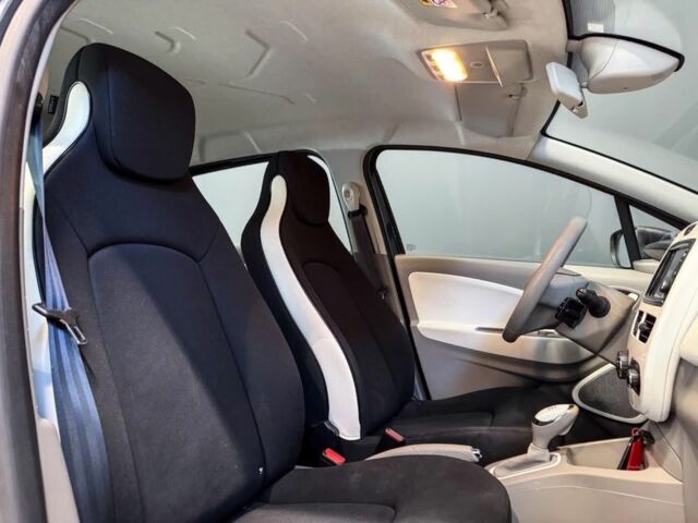 Серый Рено Зое, объемом двигателя 0 л и пробегом 90 тыс. км за 9000 $, фото 7 на Automoto.ua