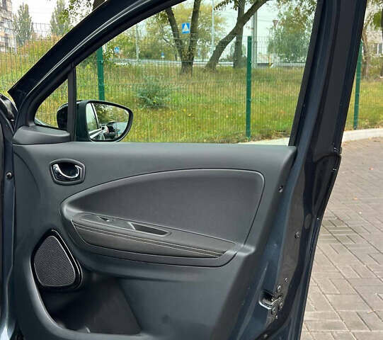 Серый Рено Зое, объемом двигателя 0 л и пробегом 133 тыс. км за 8999 $, фото 13 на Automoto.ua