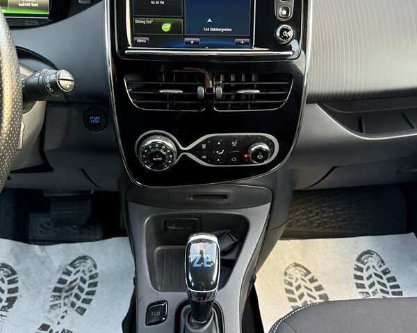 Серый Рено Зое, объемом двигателя 0 л и пробегом 119 тыс. км за 9950 $, фото 19 на Automoto.ua