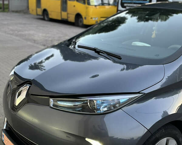 Серый Рено Зое, объемом двигателя 0 л и пробегом 94 тыс. км за 9500 $, фото 26 на Automoto.ua