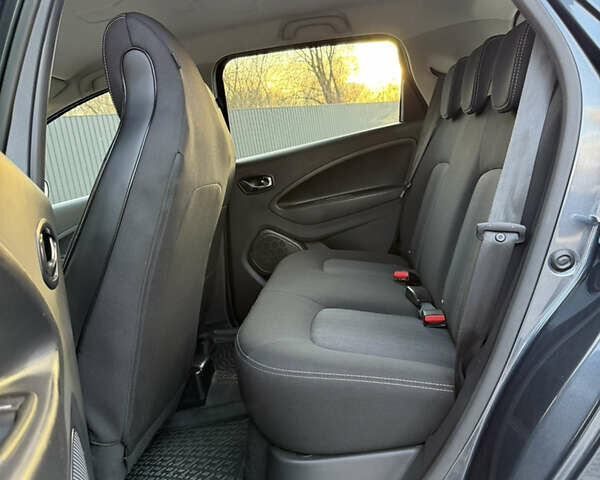 Серый Рено Зое, объемом двигателя 0 л и пробегом 119 тыс. км за 9950 $, фото 21 на Automoto.ua