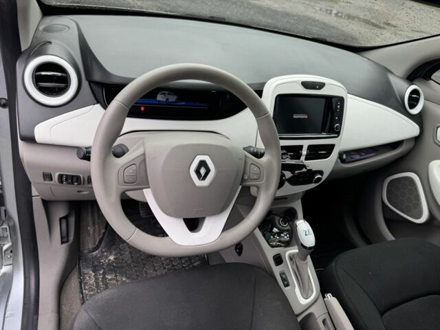 Серый Рено Зое, объемом двигателя 0 л и пробегом 96 тыс. км за 9000 $, фото 4 на Automoto.ua