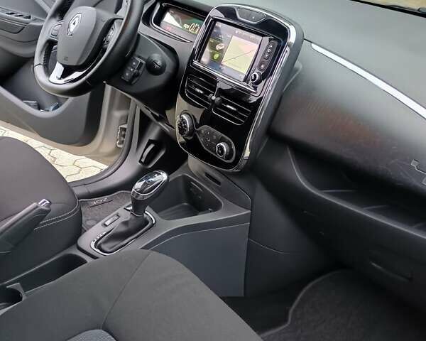 Серый Рено Зое, объемом двигателя 0 л и пробегом 64 тыс. км за 8700 $, фото 30 на Automoto.ua