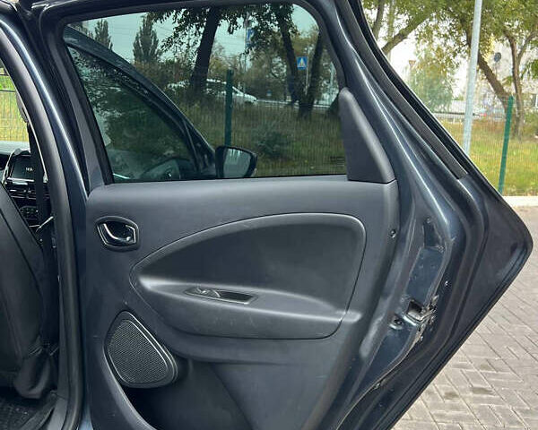 Серый Рено Зое, объемом двигателя 0 л и пробегом 133 тыс. км за 8999 $, фото 14 на Automoto.ua