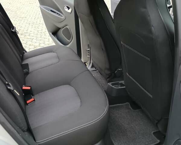 Серый Рено Зое, объемом двигателя 0 л и пробегом 64 тыс. км за 8700 $, фото 25 на Automoto.ua
