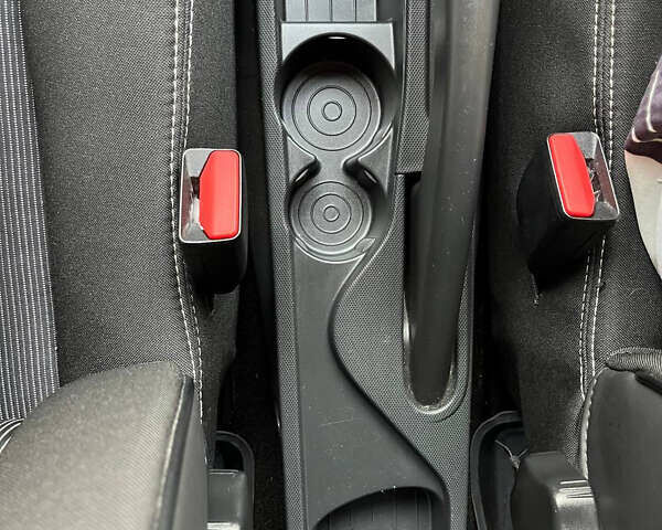 Серый Рено Зое, объемом двигателя 0 л и пробегом 120 тыс. км за 10800 $, фото 17 на Automoto.ua