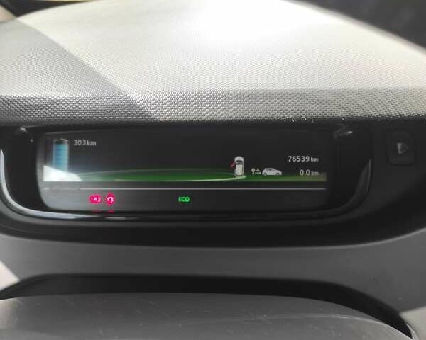 Серый Рено Зое, объемом двигателя 0 л и пробегом 76 тыс. км за 10500 $, фото 11 на Automoto.ua