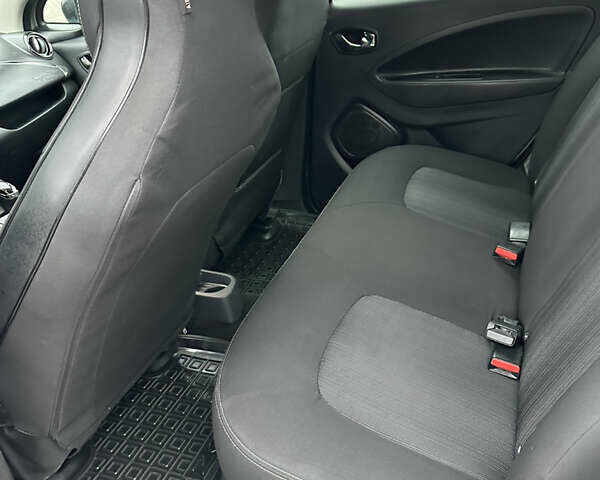 Серый Рено Зое, объемом двигателя 0 л и пробегом 66 тыс. км за 8999 $, фото 13 на Automoto.ua