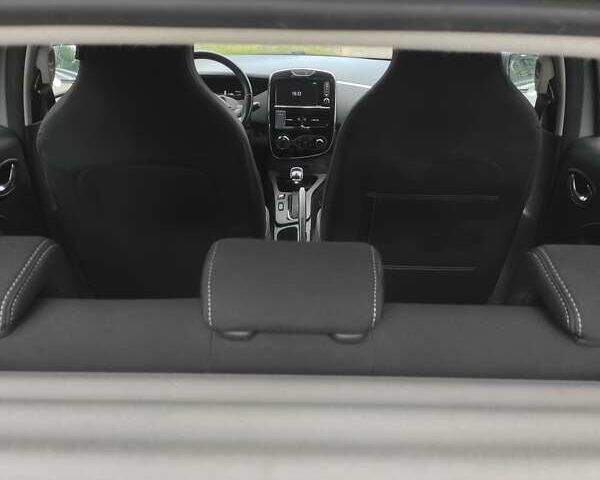 Серый Рено Зое, объемом двигателя 0 л и пробегом 76 тыс. км за 10500 $, фото 8 на Automoto.ua