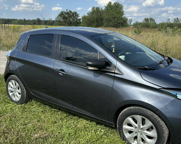 Серый Рено Зое, объемом двигателя 0 л и пробегом 94 тыс. км за 9500 $, фото 3 на Automoto.ua