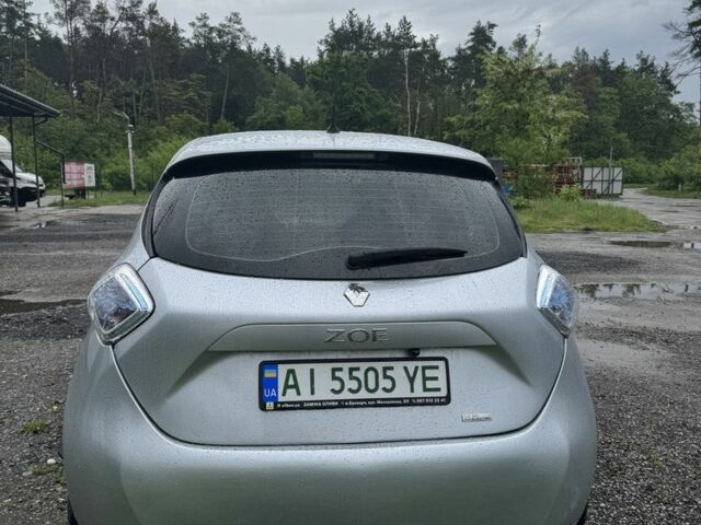 Серый Рено Зое, объемом двигателя 0 л и пробегом 96 тыс. км за 9600 $, фото 3 на Automoto.ua