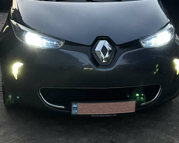 Серый Рено Зое, объемом двигателя 0 л и пробегом 94 тыс. км за 9500 $, фото 10 на Automoto.ua