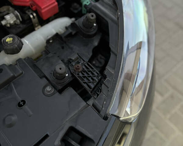 Серый Рено Зое, объемом двигателя 0 л и пробегом 94 тыс. км за 9500 $, фото 15 на Automoto.ua
