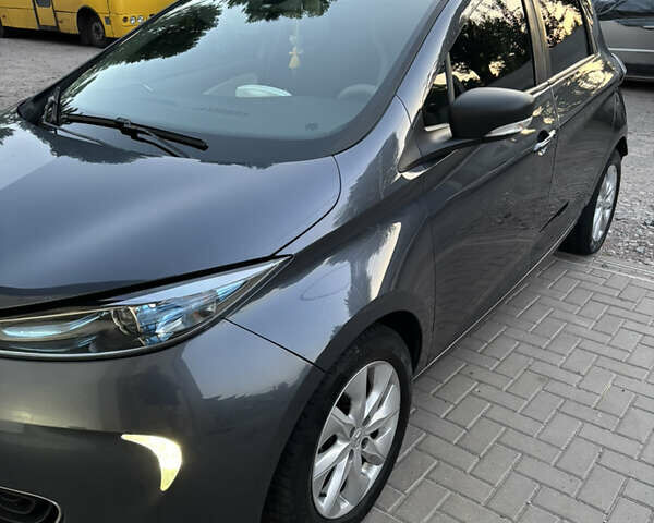 Серый Рено Зое, объемом двигателя 0 л и пробегом 94 тыс. км за 9500 $, фото 28 на Automoto.ua