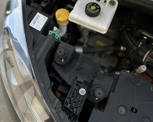 Серый Рено Зое, объемом двигателя 0 л и пробегом 94 тыс. км за 9500 $, фото 16 на Automoto.ua