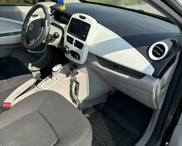 Серый Рено Зое, объемом двигателя 0 л и пробегом 94 тыс. км за 9500 $, фото 37 на Automoto.ua