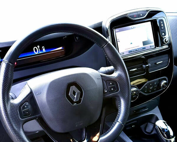 Серый Рено Зое, объемом двигателя 0 л и пробегом 127 тыс. км за 10700 $, фото 10 на Automoto.ua