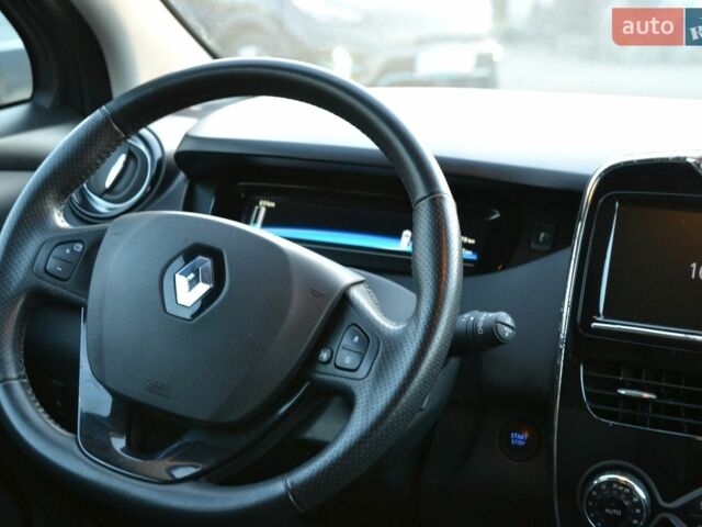 Серый Рено Зое, объемом двигателя 0 л и пробегом 96 тыс. км за 9999 $, фото 18 на Automoto.ua