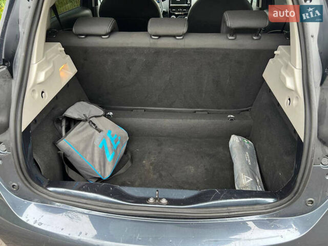 Серый Рено Зое, объемом двигателя 0 л и пробегом 133 тыс. км за 8999 $, фото 18 на Automoto.ua