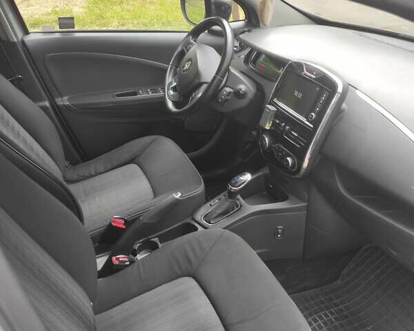 Серый Рено Зое, объемом двигателя 0 л и пробегом 76 тыс. км за 10500 $, фото 10 на Automoto.ua