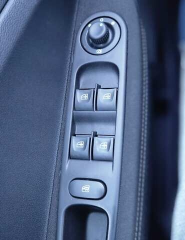 Серый Рено Зое, объемом двигателя 0 л и пробегом 91 тыс. км за 9999 $, фото 84 на Automoto.ua