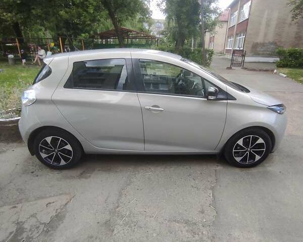 Серый Рено Зое, объемом двигателя 0 л и пробегом 76 тыс. км за 10500 $, фото 5 на Automoto.ua