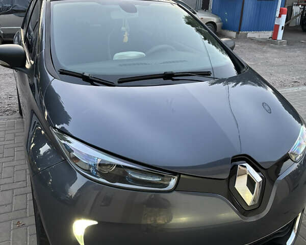 Серый Рено Зое, объемом двигателя 0 л и пробегом 94 тыс. км за 9500 $, фото 29 на Automoto.ua