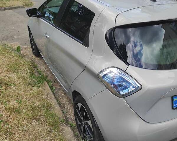 Серый Рено Зое, объемом двигателя 0 л и пробегом 76 тыс. км за 10500 $, фото 3 на Automoto.ua