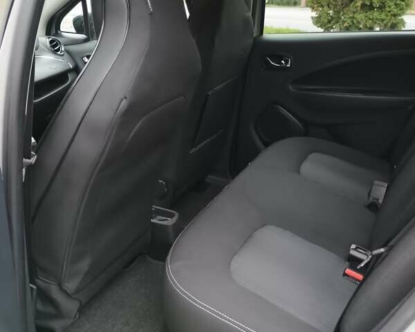 Серый Рено Зое, объемом двигателя 0 л и пробегом 64 тыс. км за 8700 $, фото 23 на Automoto.ua