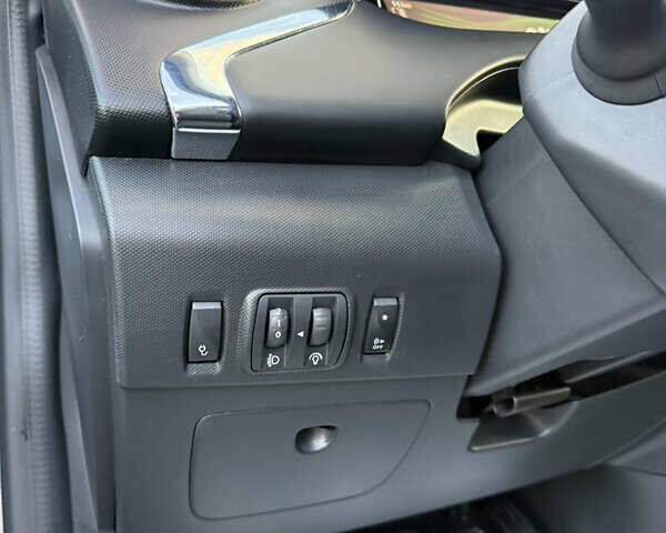 Серый Рено Зое, объемом двигателя 0 л и пробегом 119 тыс. км за 9950 $, фото 28 на Automoto.ua