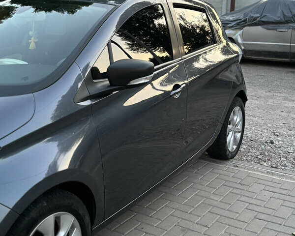 Серый Рено Зое, объемом двигателя 0 л и пробегом 94 тыс. км за 9500 $, фото 25 на Automoto.ua