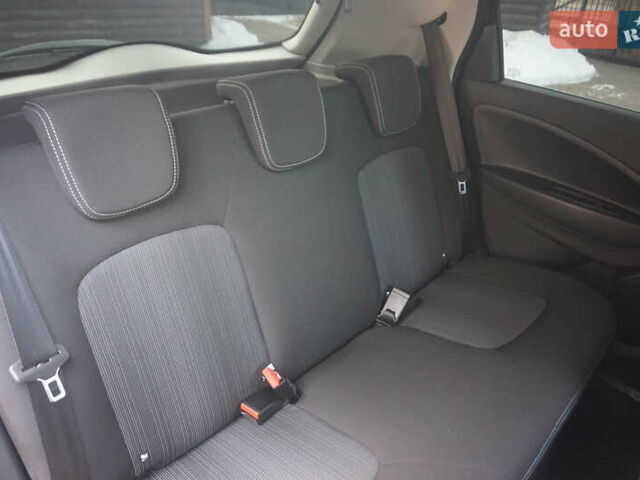 Серый Рено Зое, объемом двигателя 0 л и пробегом 54 тыс. км за 10777 $, фото 45 на Automoto.ua