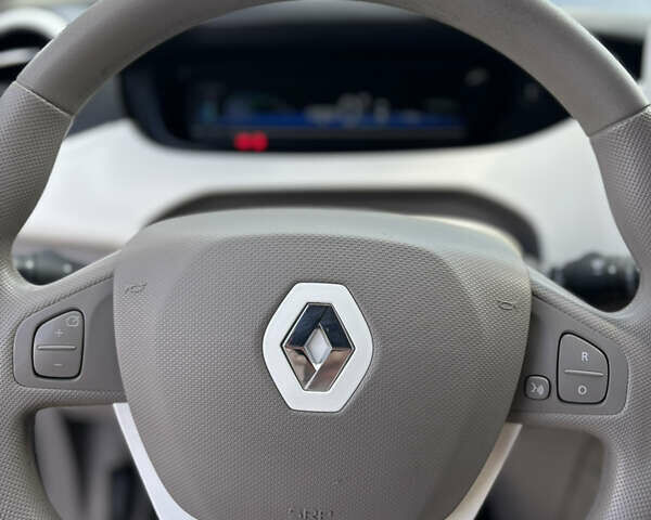 Серый Рено Зое, объемом двигателя 0 л и пробегом 94 тыс. км за 9500 $, фото 8 на Automoto.ua