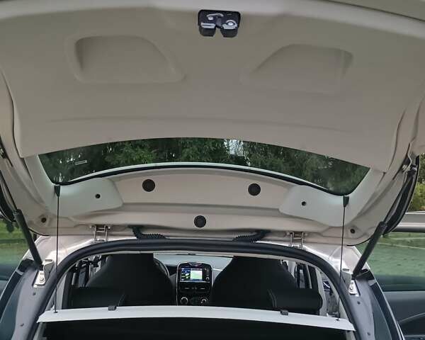 Серый Рено Зое, объемом двигателя 0 л и пробегом 64 тыс. км за 8700 $, фото 31 на Automoto.ua