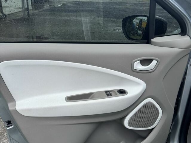 Серый Рено Зое, объемом двигателя 0 л и пробегом 96 тыс. км за 9000 $, фото 5 на Automoto.ua