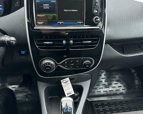 Серый Рено Зое, объемом двигателя 0 л и пробегом 66 тыс. км за 8999 $, фото 16 на Automoto.ua