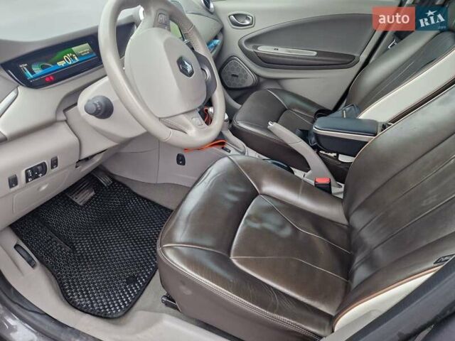 Серый Рено Зое, объемом двигателя 0 л и пробегом 78 тыс. км за 11111 $, фото 2 на Automoto.ua