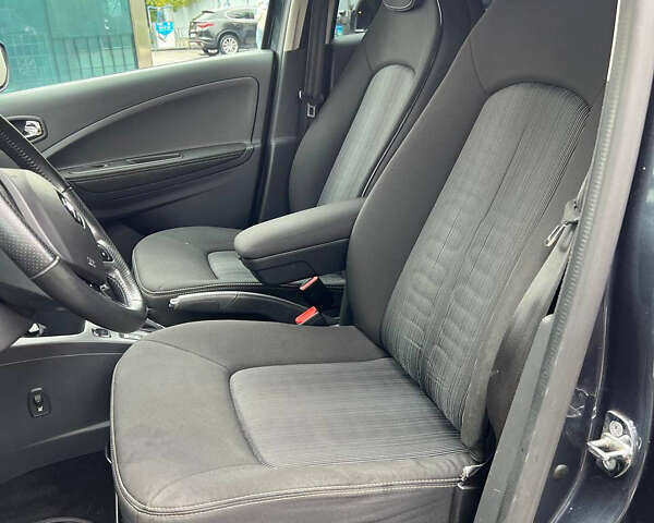 Серый Рено Зое, объемом двигателя 0 л и пробегом 133 тыс. км за 8999 $, фото 9 на Automoto.ua