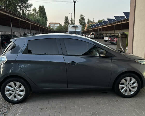 Серый Рено Зое, объемом двигателя 0 л и пробегом 94 тыс. км за 9500 $, фото 21 на Automoto.ua