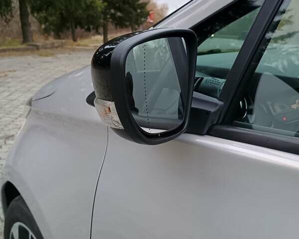 Серый Рено Зое, объемом двигателя 0 л и пробегом 64 тыс. км за 8700 $, фото 11 на Automoto.ua