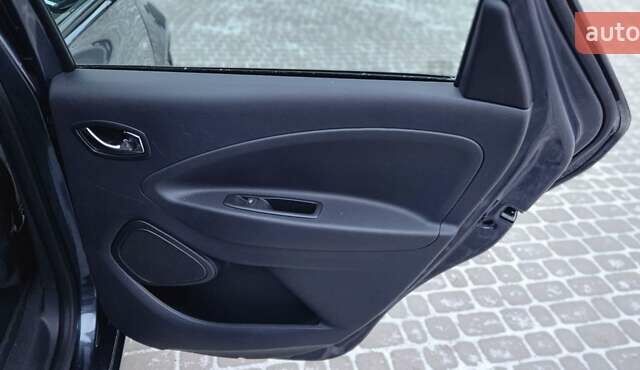 Серый Рено Зое, объемом двигателя 0 л и пробегом 91 тыс. км за 9999 $, фото 50 на Automoto.ua