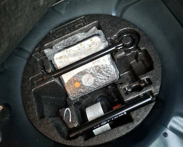 Серый Рено Зое, объемом двигателя 0 л и пробегом 133 тыс. км за 9299 $, фото 13 на Automoto.ua