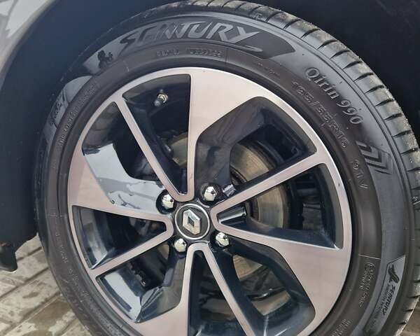 Серый Рено Зое, объемом двигателя 0 л и пробегом 78 тыс. км за 11111 $, фото 3 на Automoto.ua