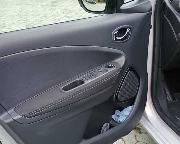 Серый Рено Зое, объемом двигателя 0 л и пробегом 64 тыс. км за 8700 $, фото 13 на Automoto.ua
