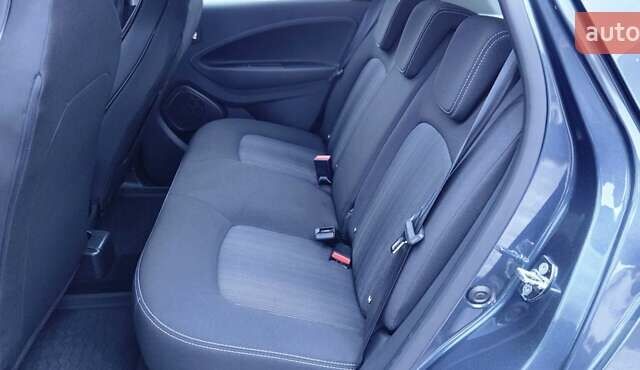 Серый Рено Зое, объемом двигателя 0 л и пробегом 91 тыс. км за 9999 $, фото 44 на Automoto.ua