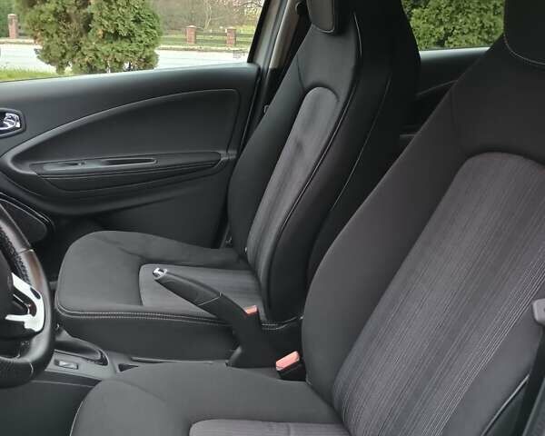 Серый Рено Зое, объемом двигателя 0 л и пробегом 64 тыс. км за 8700 $, фото 16 на Automoto.ua