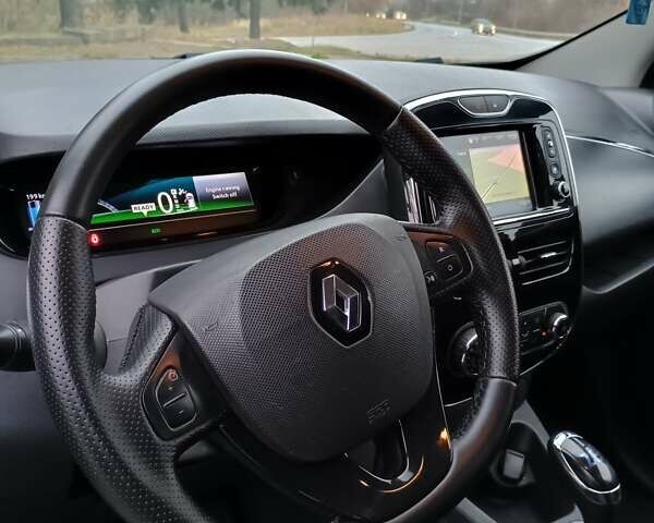 Серый Рено Зое, объемом двигателя 0 л и пробегом 64 тыс. км за 8700 $, фото 17 на Automoto.ua