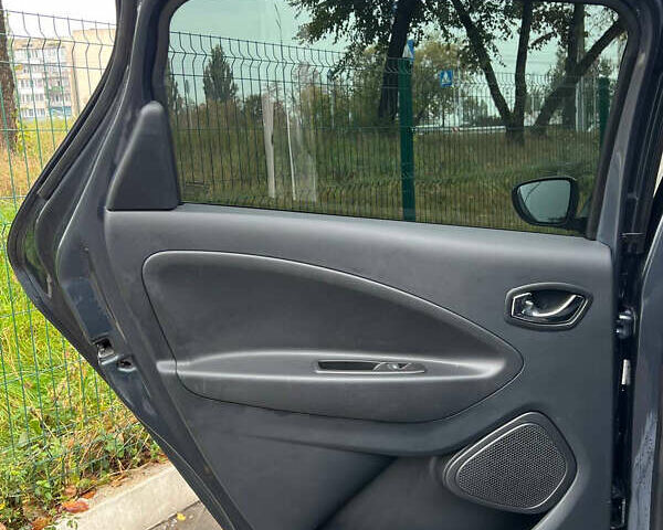 Серый Рено Зое, объемом двигателя 0 л и пробегом 133 тыс. км за 8999 $, фото 10 на Automoto.ua