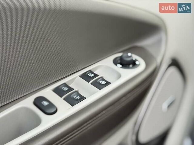 Серый Рено Зое, объемом двигателя 0 л и пробегом 36 тыс. км за 10950 $, фото 6 на Automoto.ua