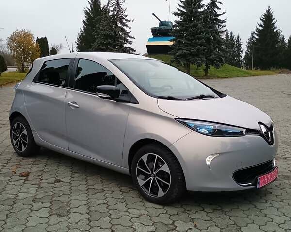 Серый Рено Зое, объемом двигателя 0 л и пробегом 64 тыс. км за 8700 $, фото 8 на Automoto.ua